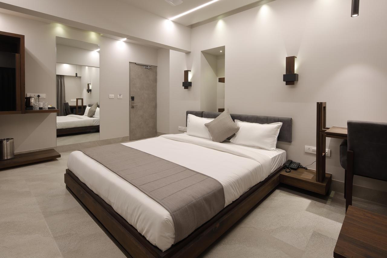 Hotel Carrefour Ahmedabad Exterior photo