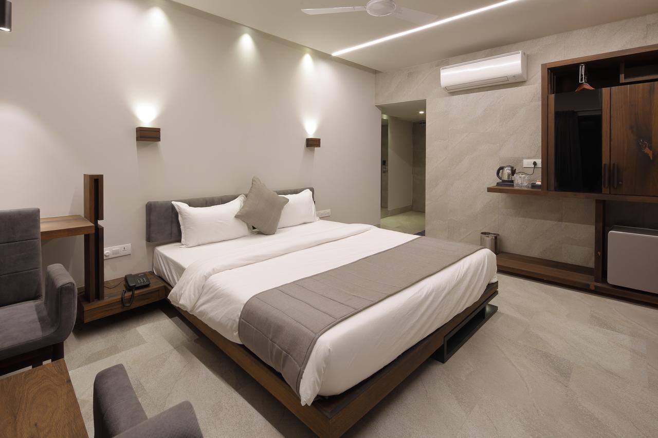 Hotel Carrefour Ahmedabad Exterior photo